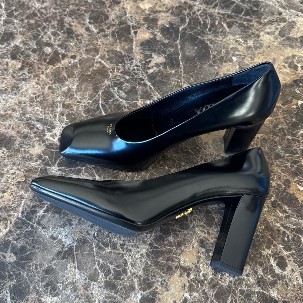 Prada black classic logo pumps modellerie gold logo sz 38.5 - Picture 4 of 10